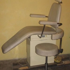 Unit z wyposażeniem, fotel stomatologiczny, fotelik, lampa do wypełnień,  myjka ultrafioletowa.