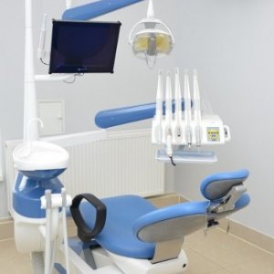 Sprzedam UNIT Chirana Medical SMILE Sympatic (rok produkcji 2007), górne rękawy, max. 5 narzędzi , z fotelem SK1. 1SMILE ( wywoływarka ręczna do zdjęć analogowych GRATIS)