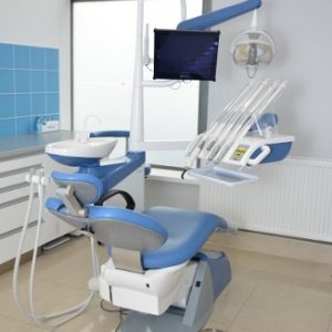 Sprzedam UNIT Chirana Medical SMILE Sympatic (rok produkcji 2007), górne rękawy, max. 5 narzędzi , z fotelem SK1. 1SMILE ( wywoływarka ręczna do zdjęć analogowych GRATIS)